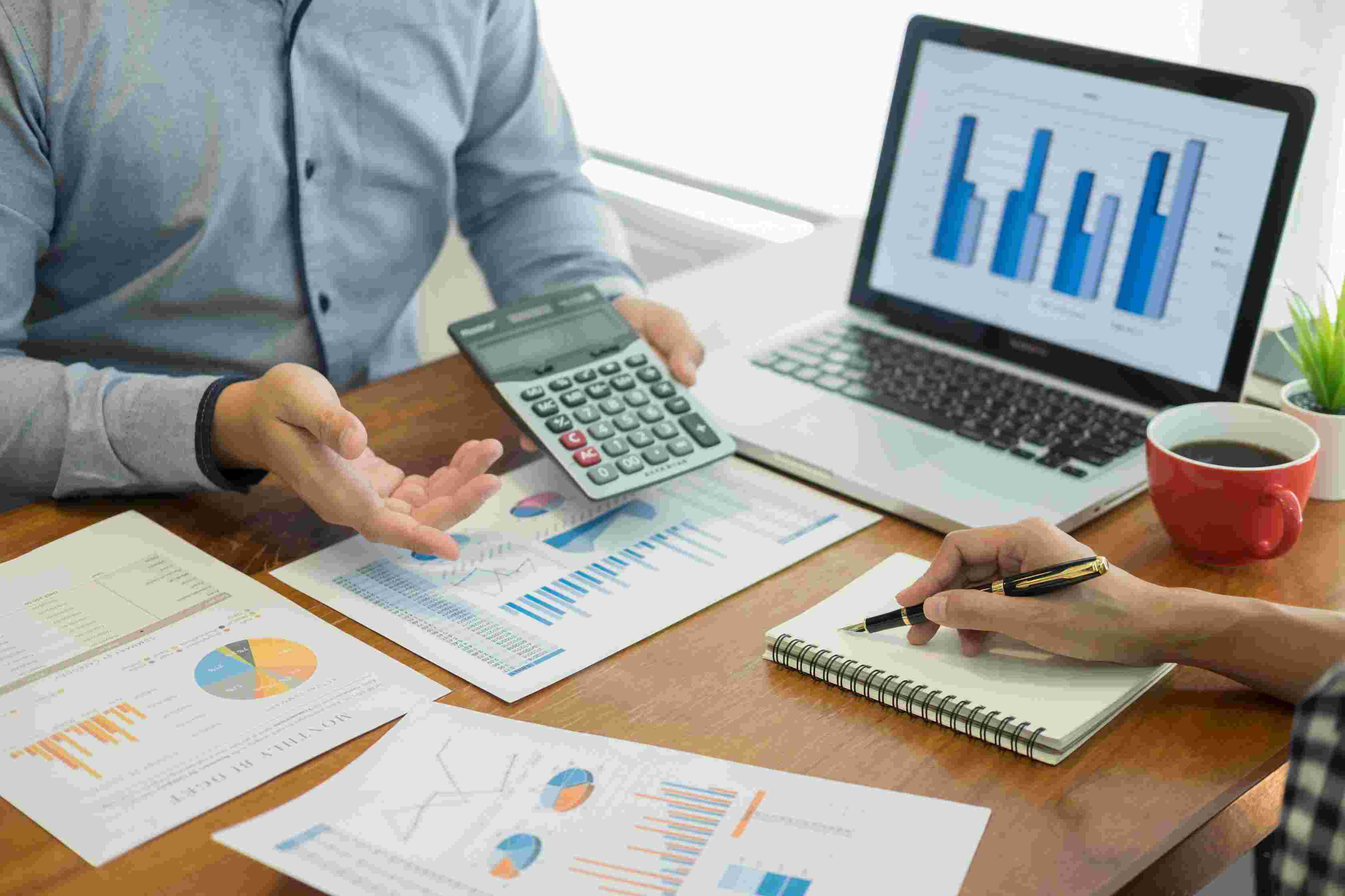 10个手指的穿戴甲，都被她咬掉了……