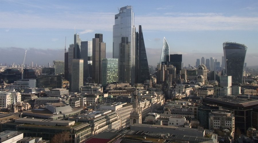 英特尔新CEO高举财务纪律，技术复兴之路艰难